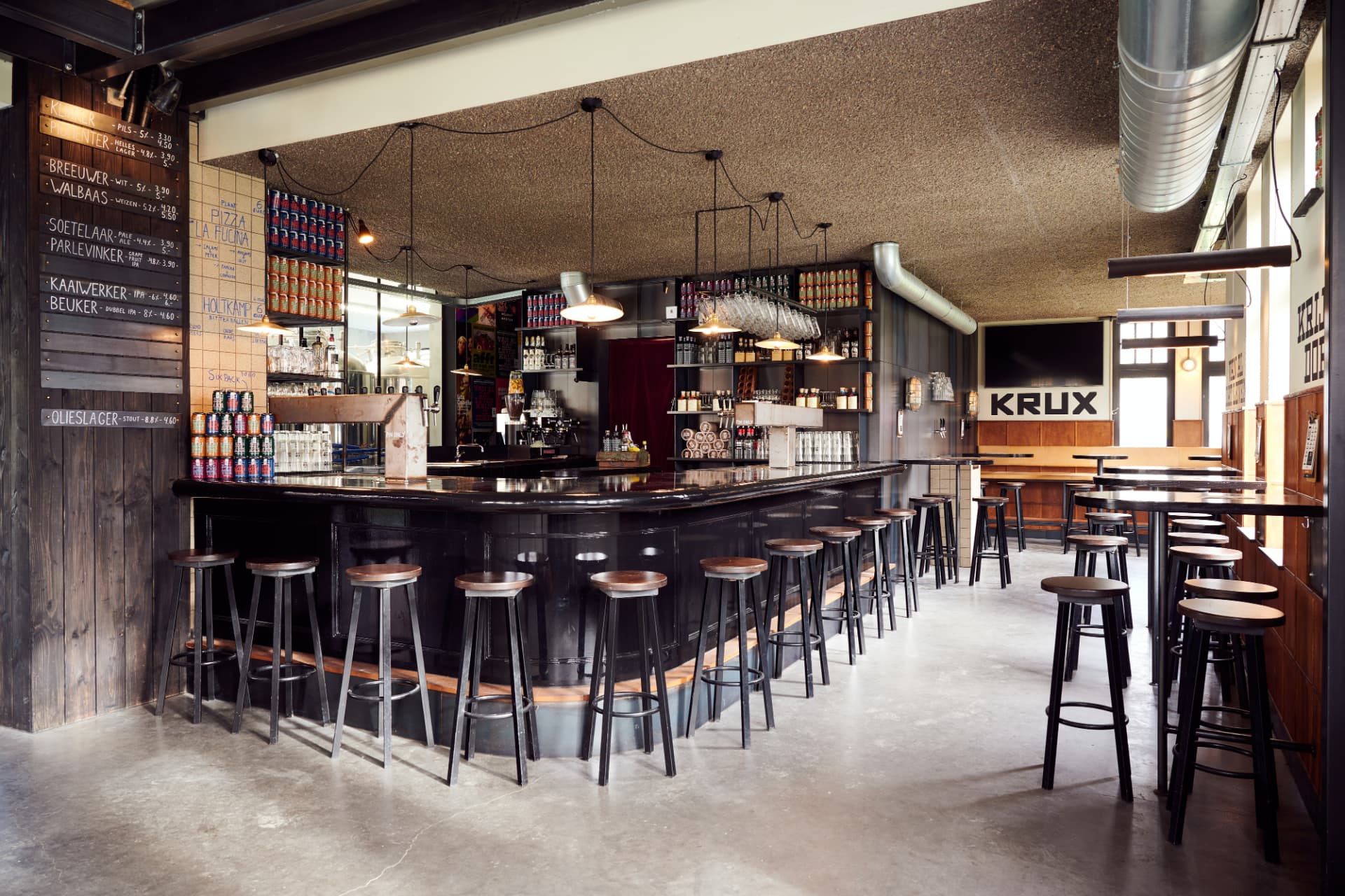 Lange bar met krukken bij brouwerij Krux