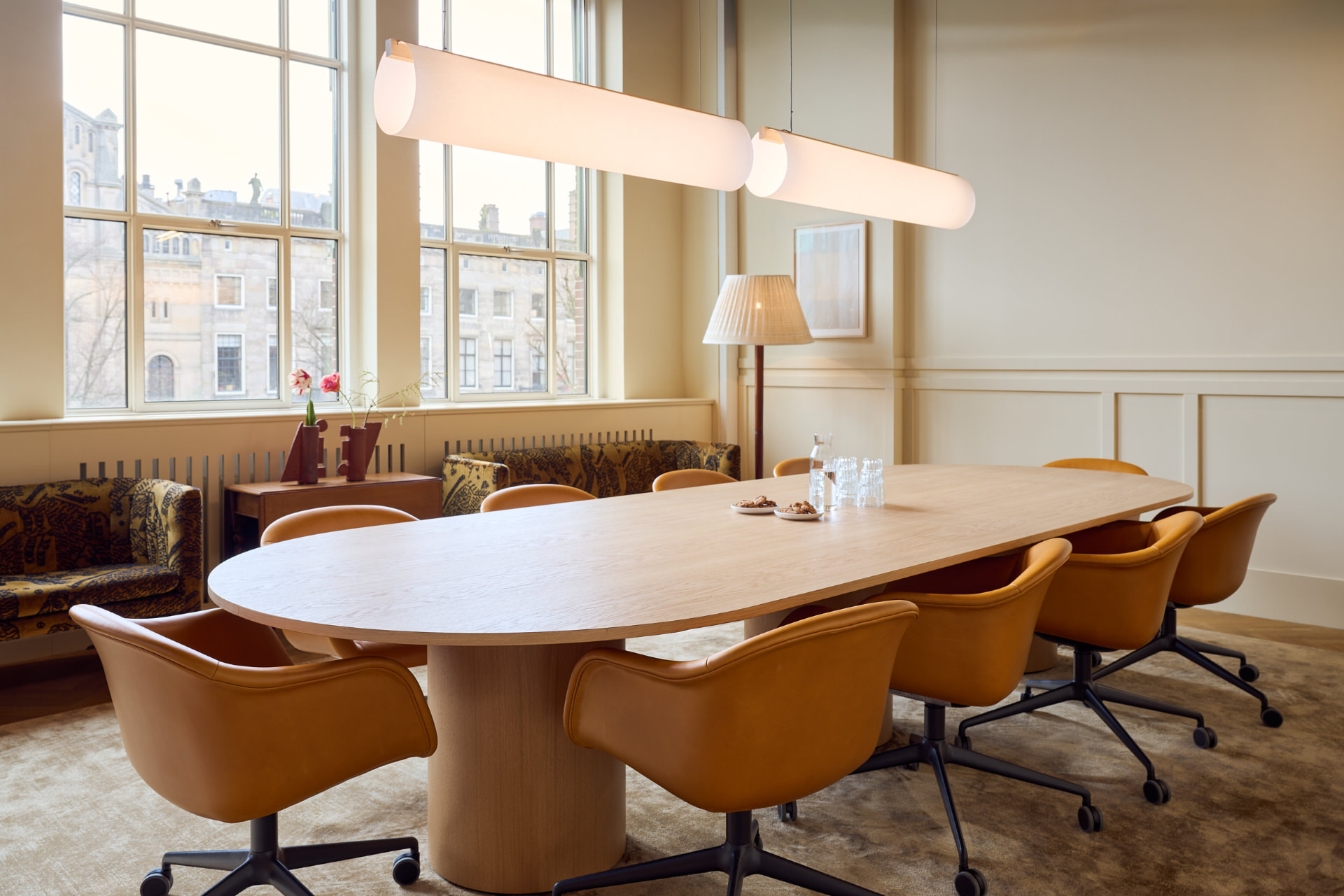 Vergadertafel met cognac stoelen bij Edelman