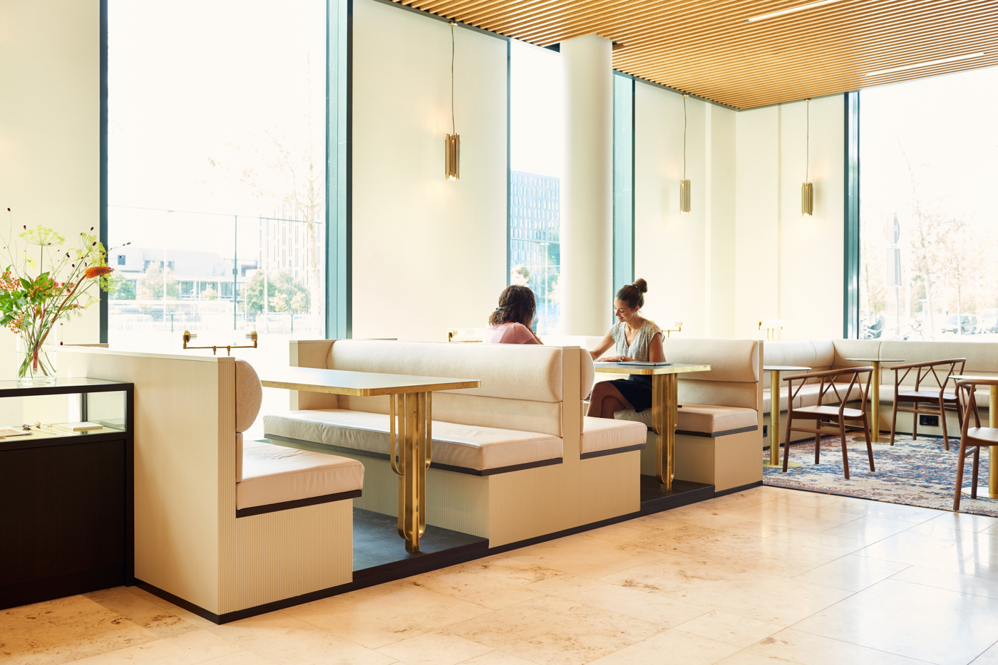 Zitnissen met ronde tafels bij Noma House