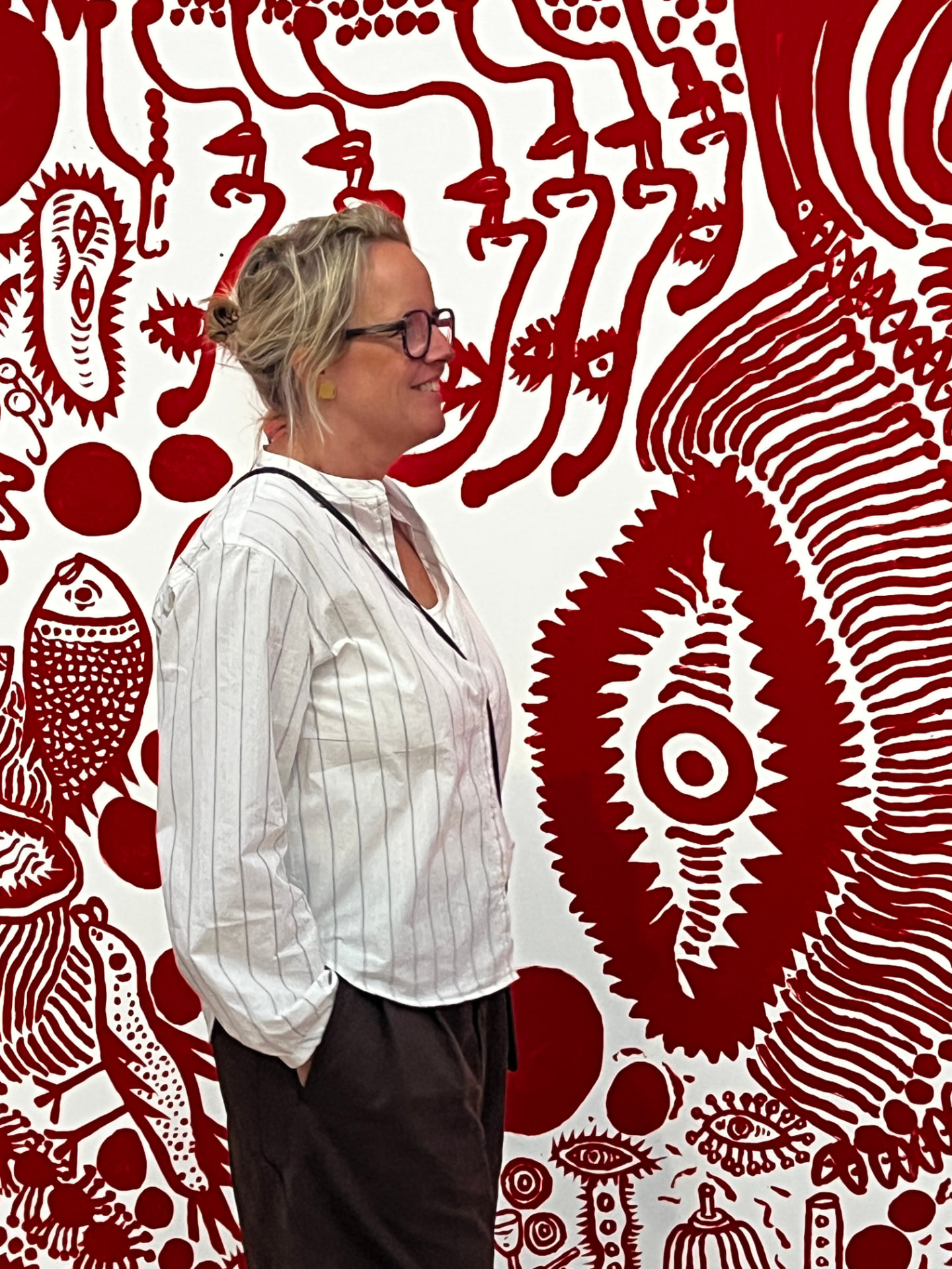 Marjolein Bangma voor een rood-wit kunstwerk