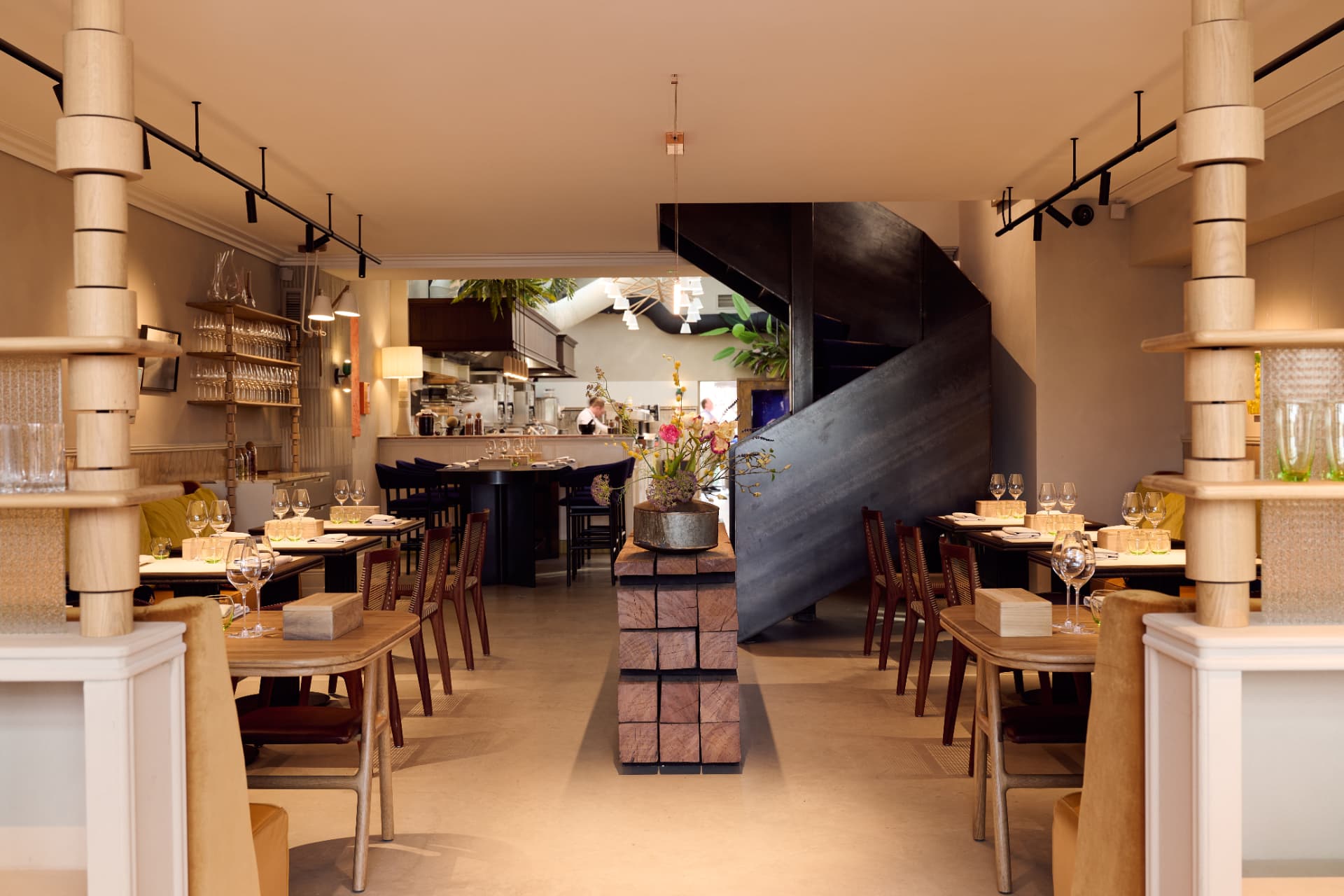 Restaurant Saam met houten tafels en open keuken