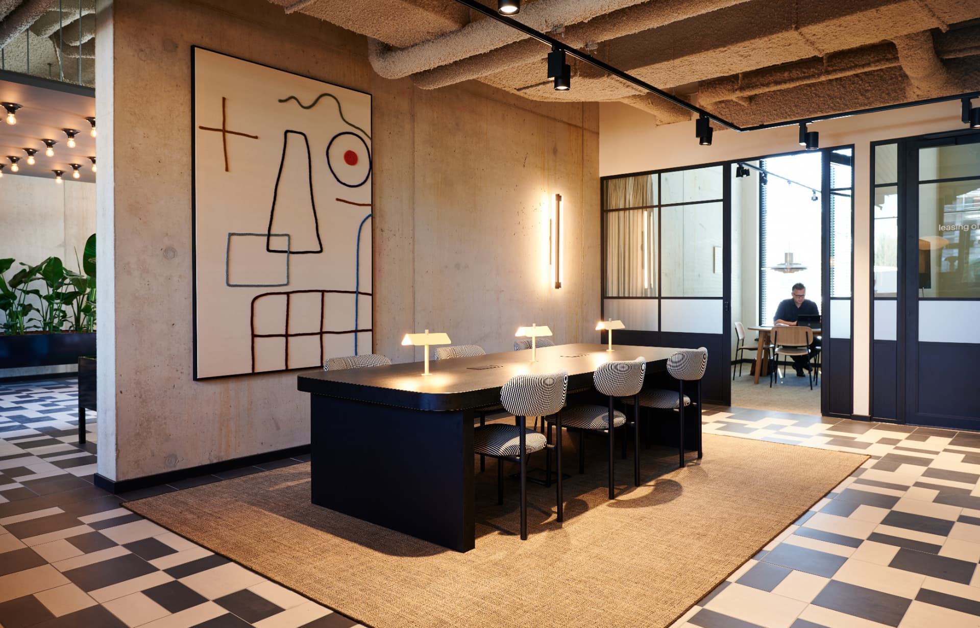 Werkruimte van Odase met lange tafel en kunstwerk