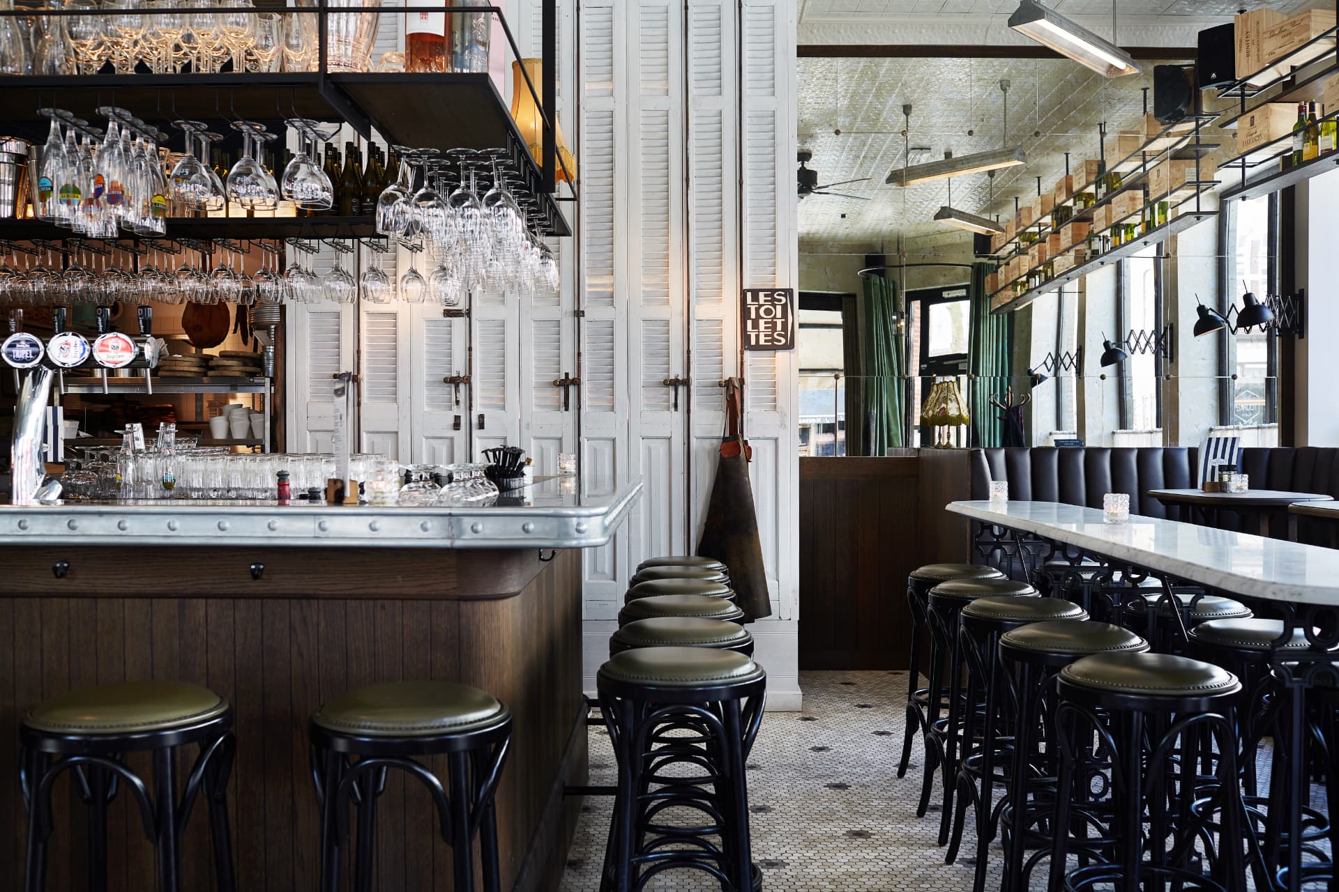 Bar met zwarte krukken van wijnbar Petit Bardot