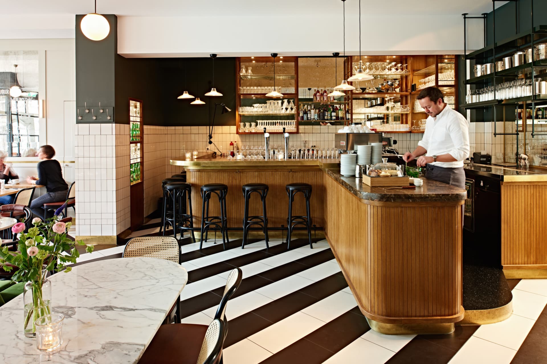 Restaurant Le Quartier met houten bar en marmeren tafels