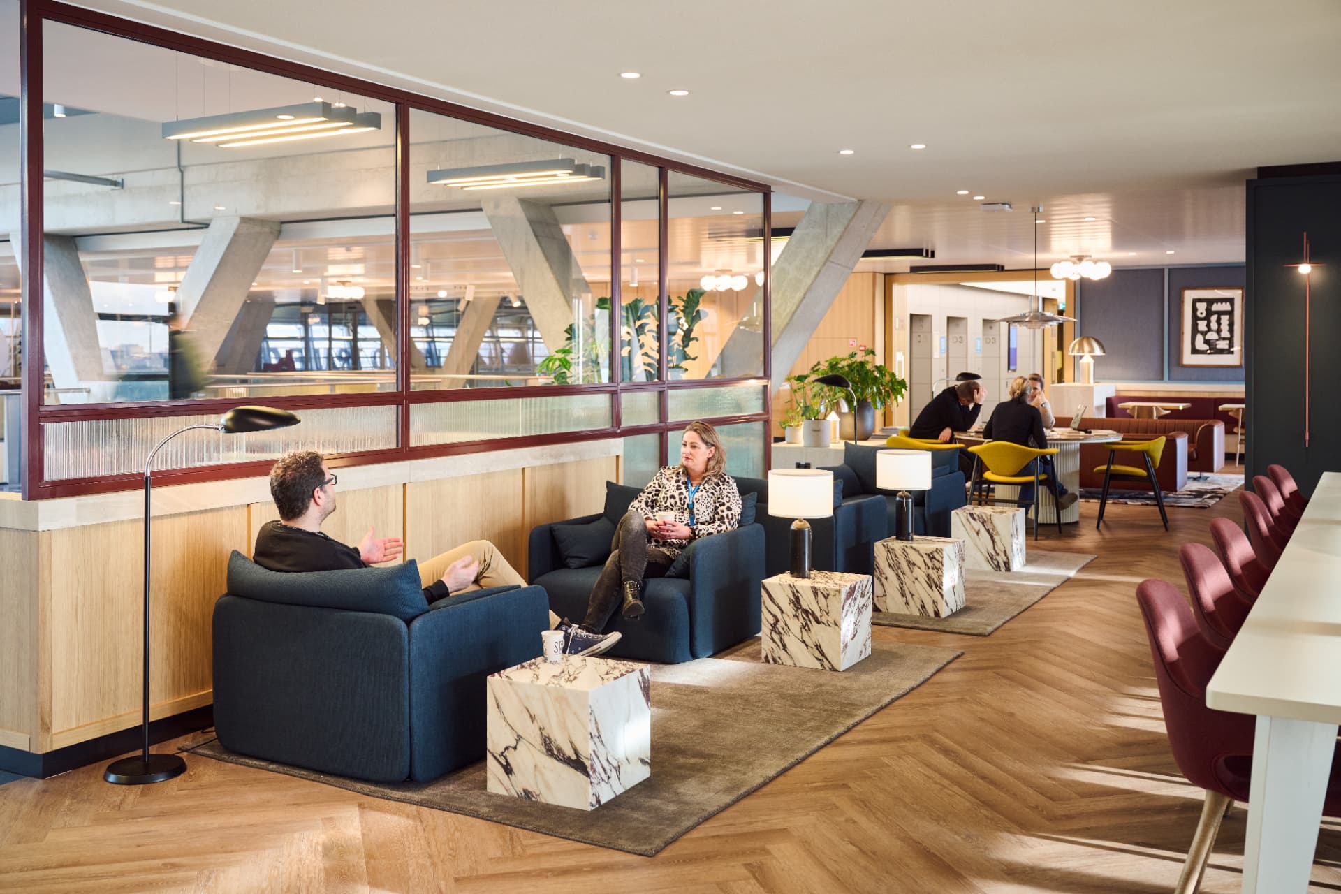 Lounge met blauwe banken bij WTC Schiphol
