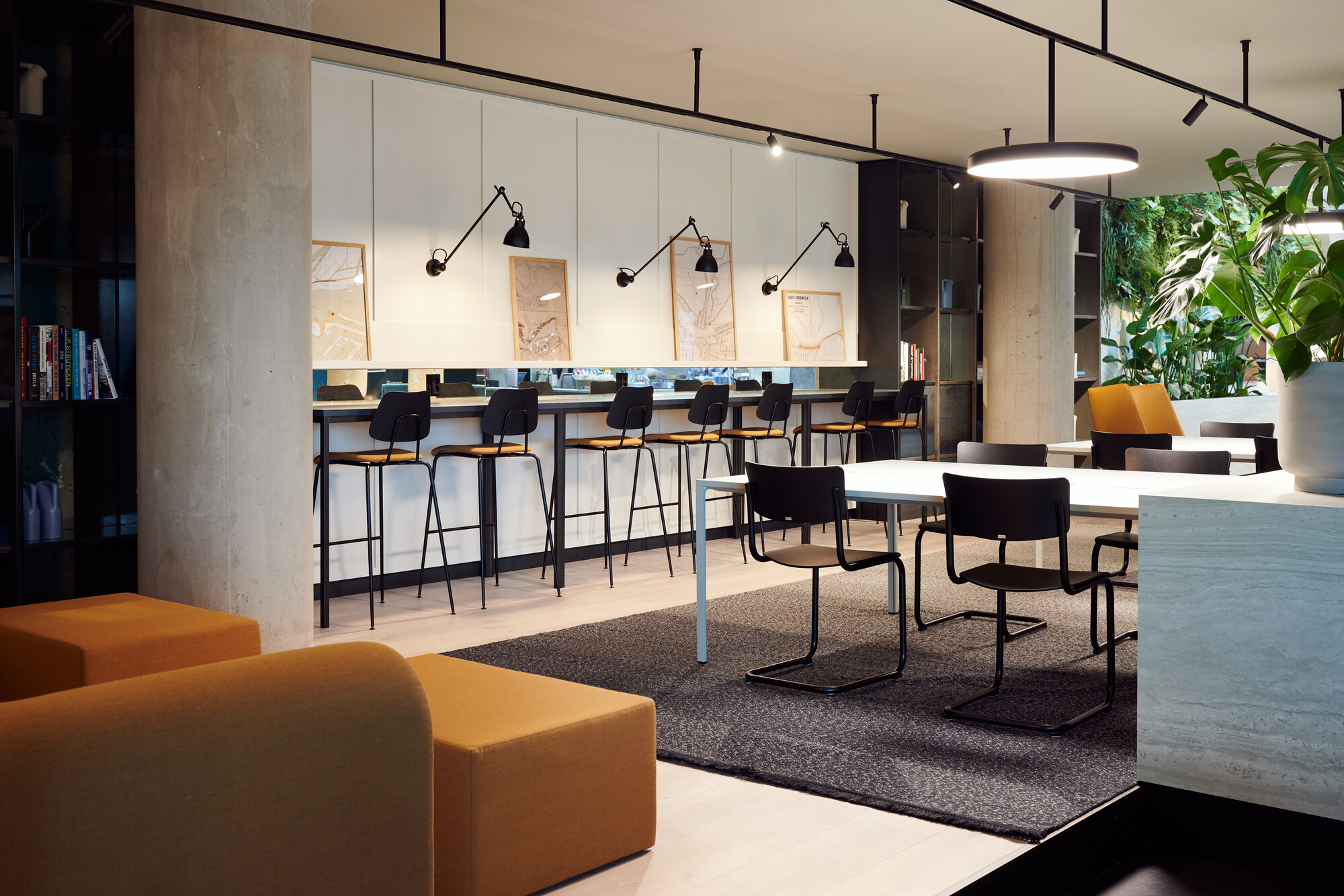 Werkplekken en lounge in UP office building