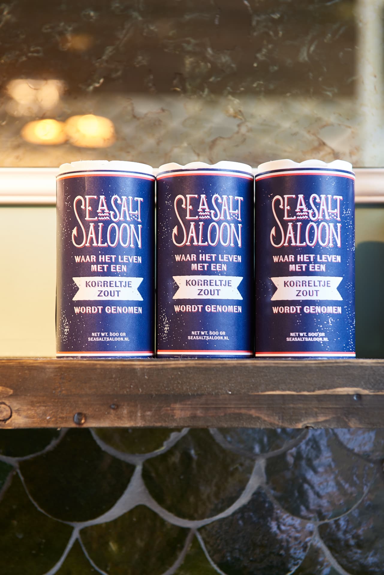 Sea Salt Saloon blikjes op een betegelde bar