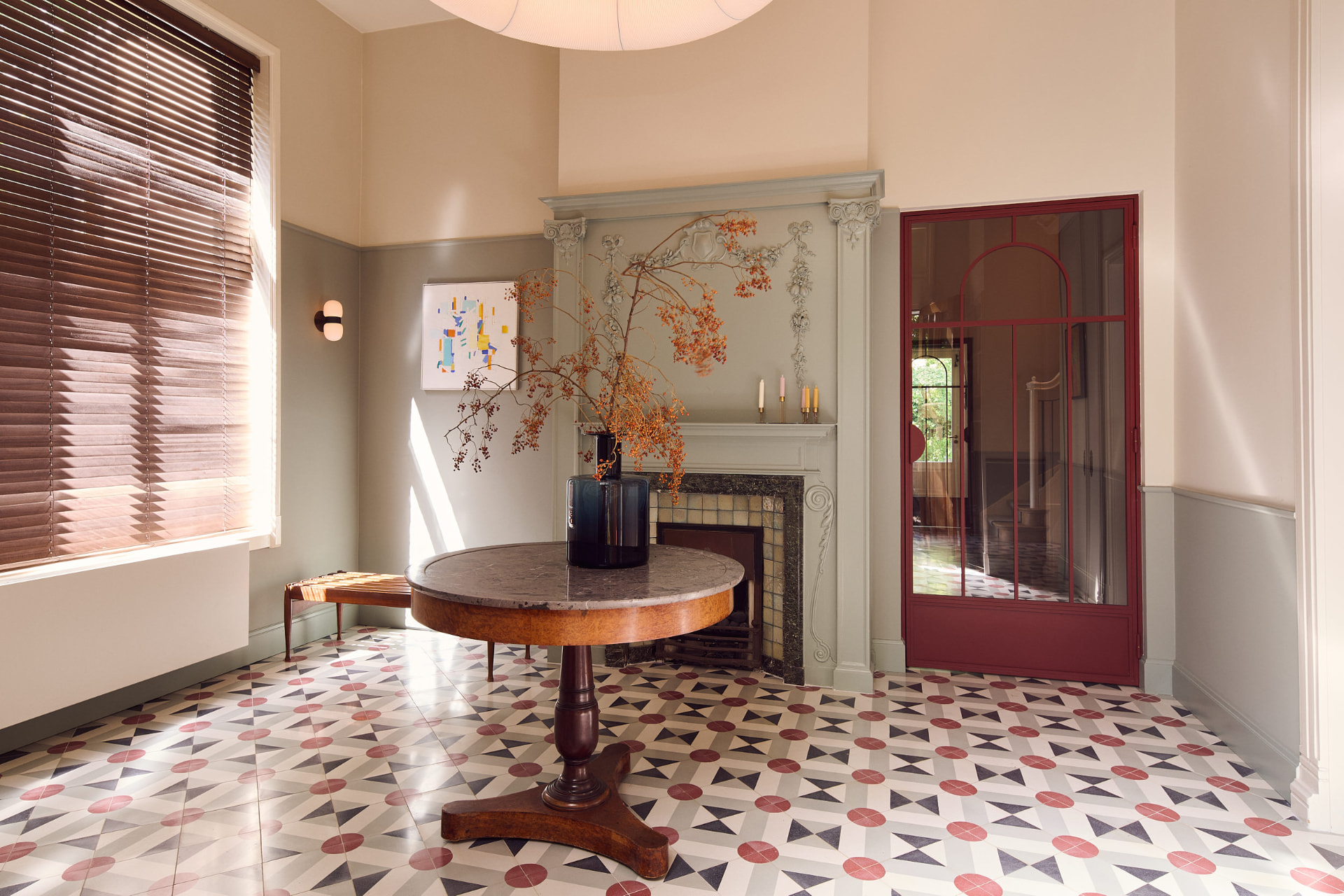 Eetkamer met ronde tafel en verfijnd behang