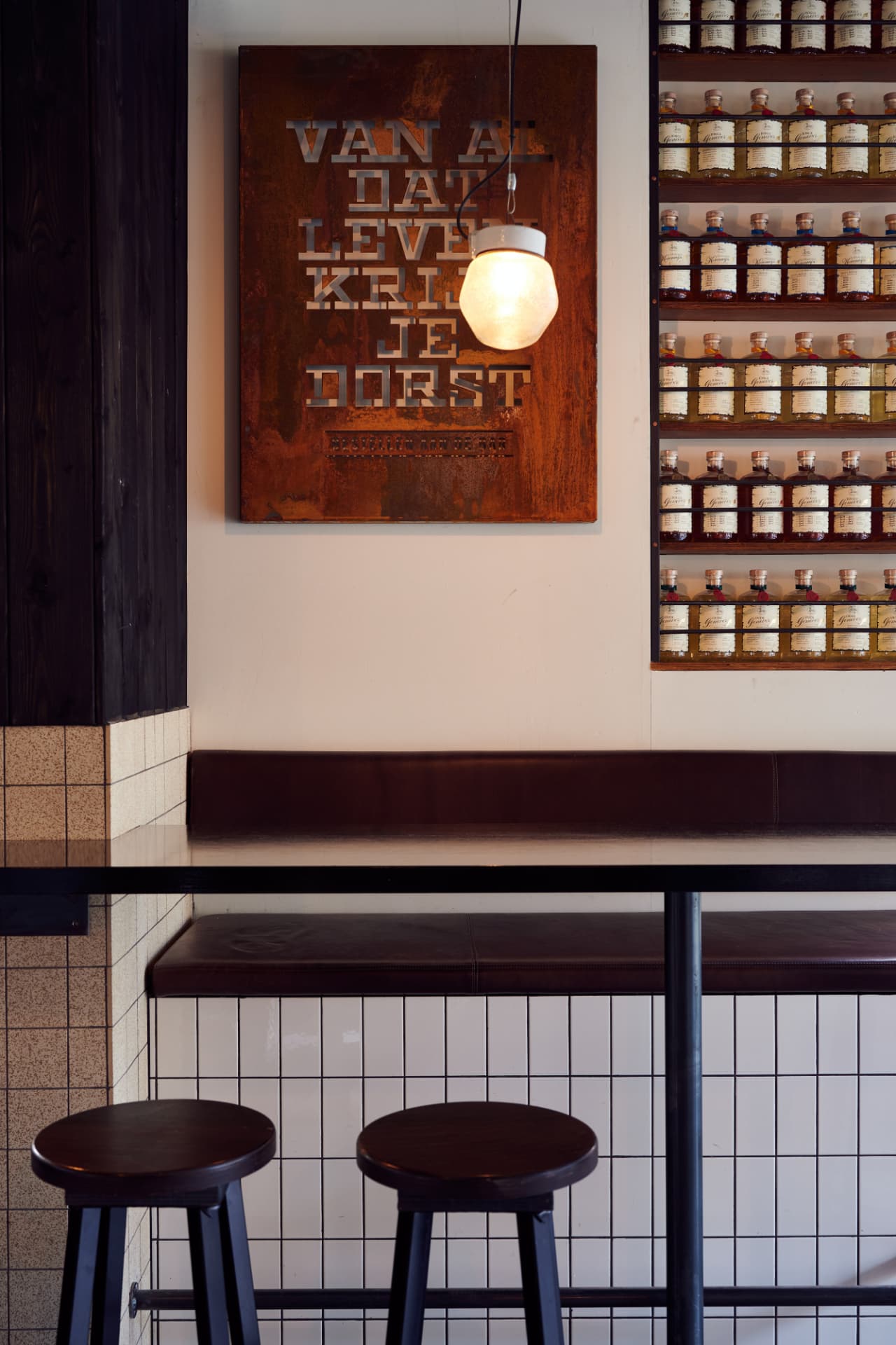 Zithoek met houten krukken bij brouwerij Krux