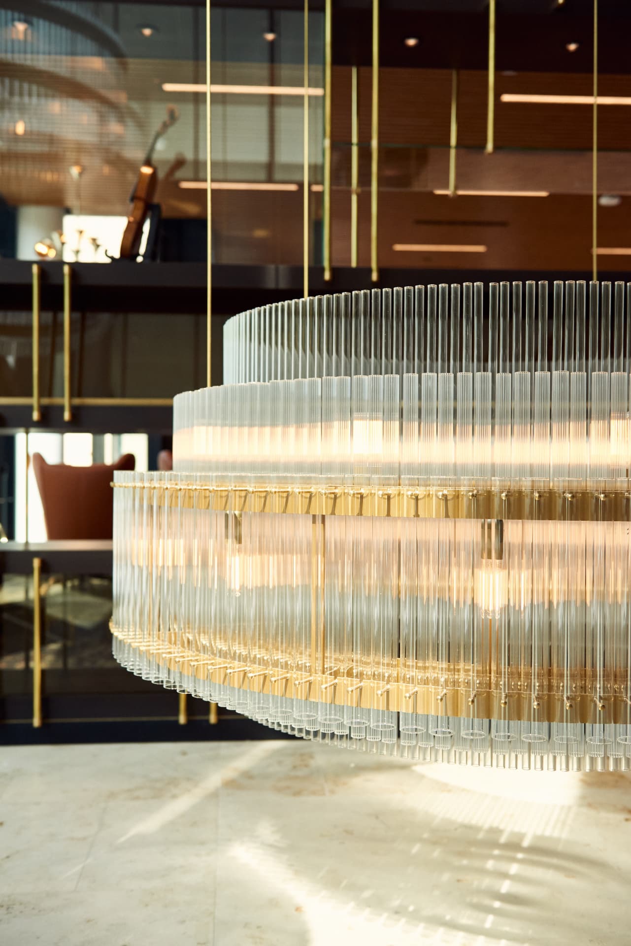 Glazen lamp boven de balie bij Noma House