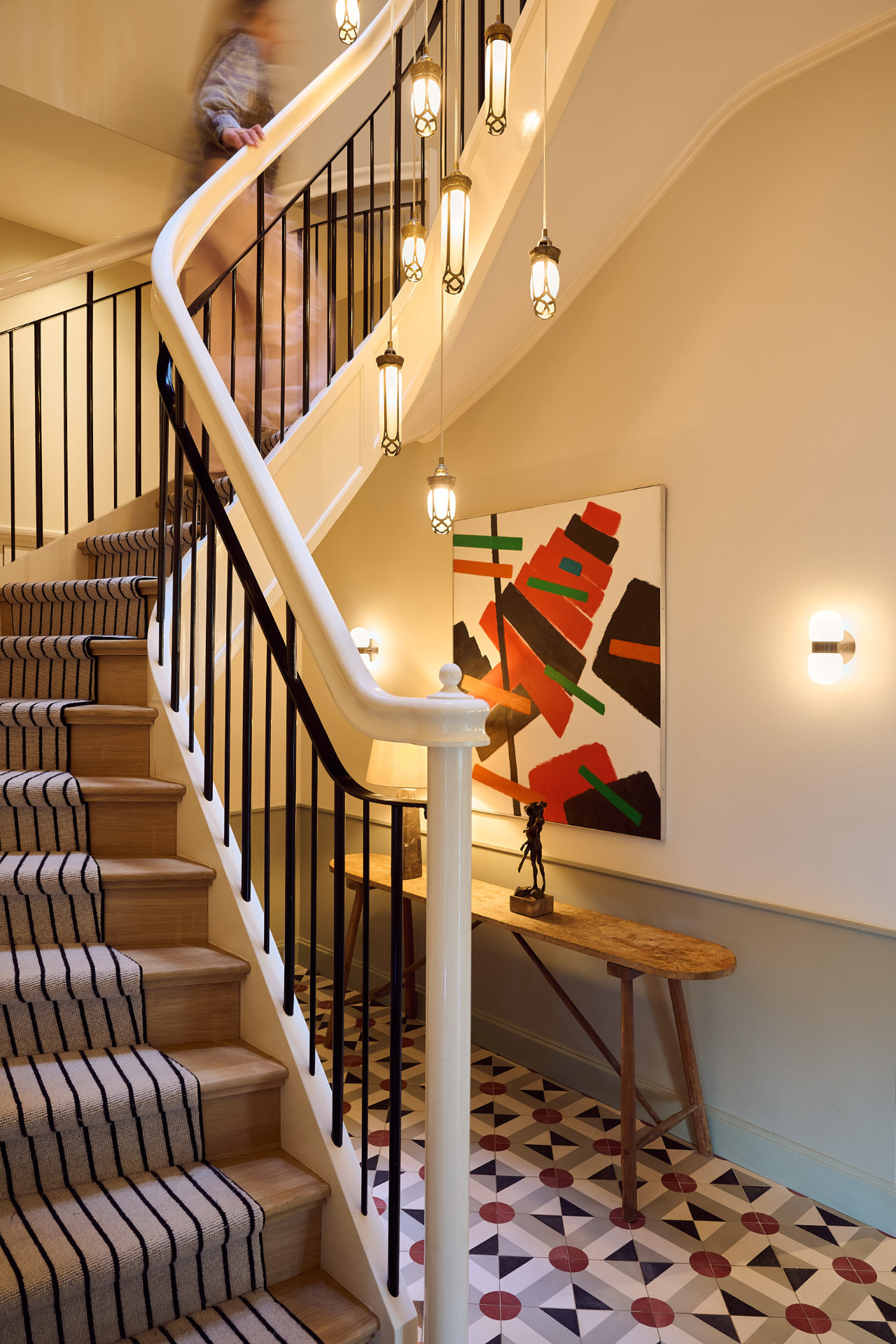 Trappenhuis met kunst en gedessineerde vloer
