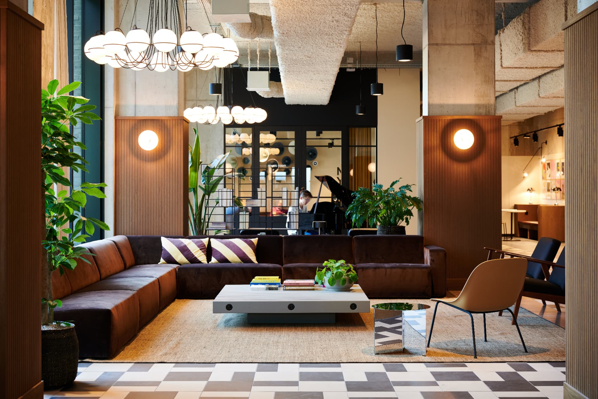 Lounge van Odase met houten wanden en zitbanken