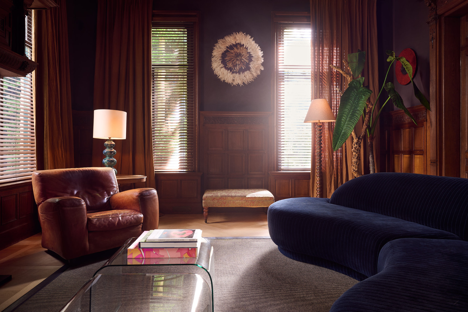 Zitkamer met blauwe bank en warme houten luiken