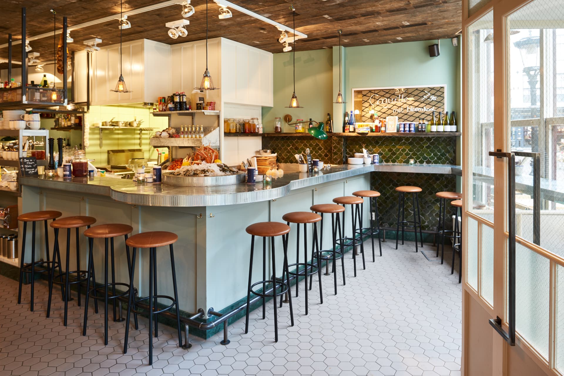 Bar en krukken van visbistro Sea Salt Saloon