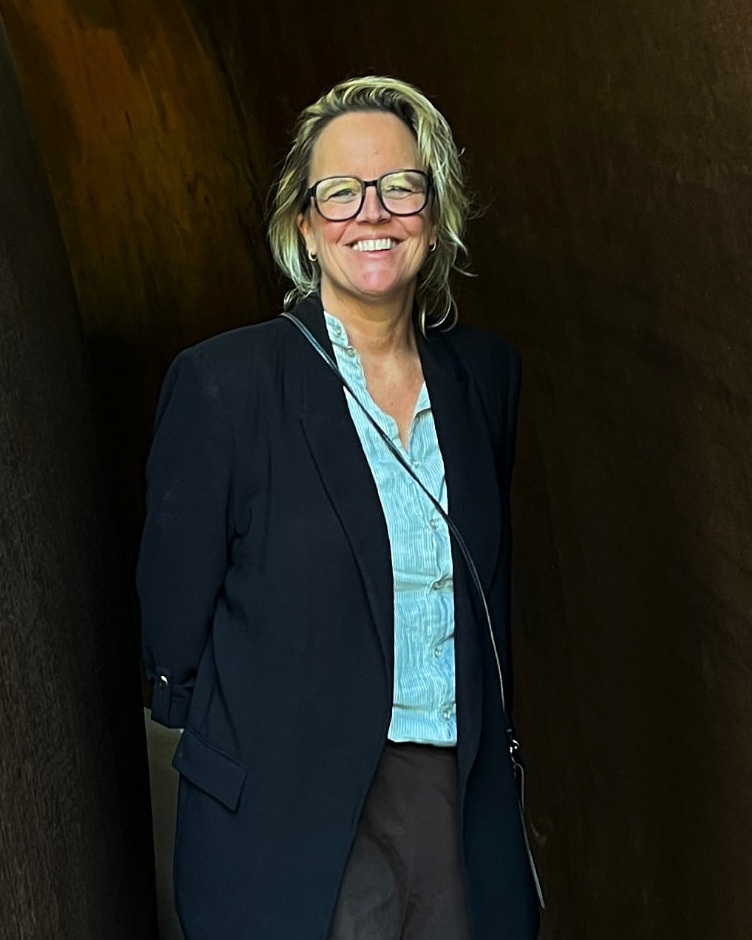 Marjolein Bangma in een gang van roestend staal