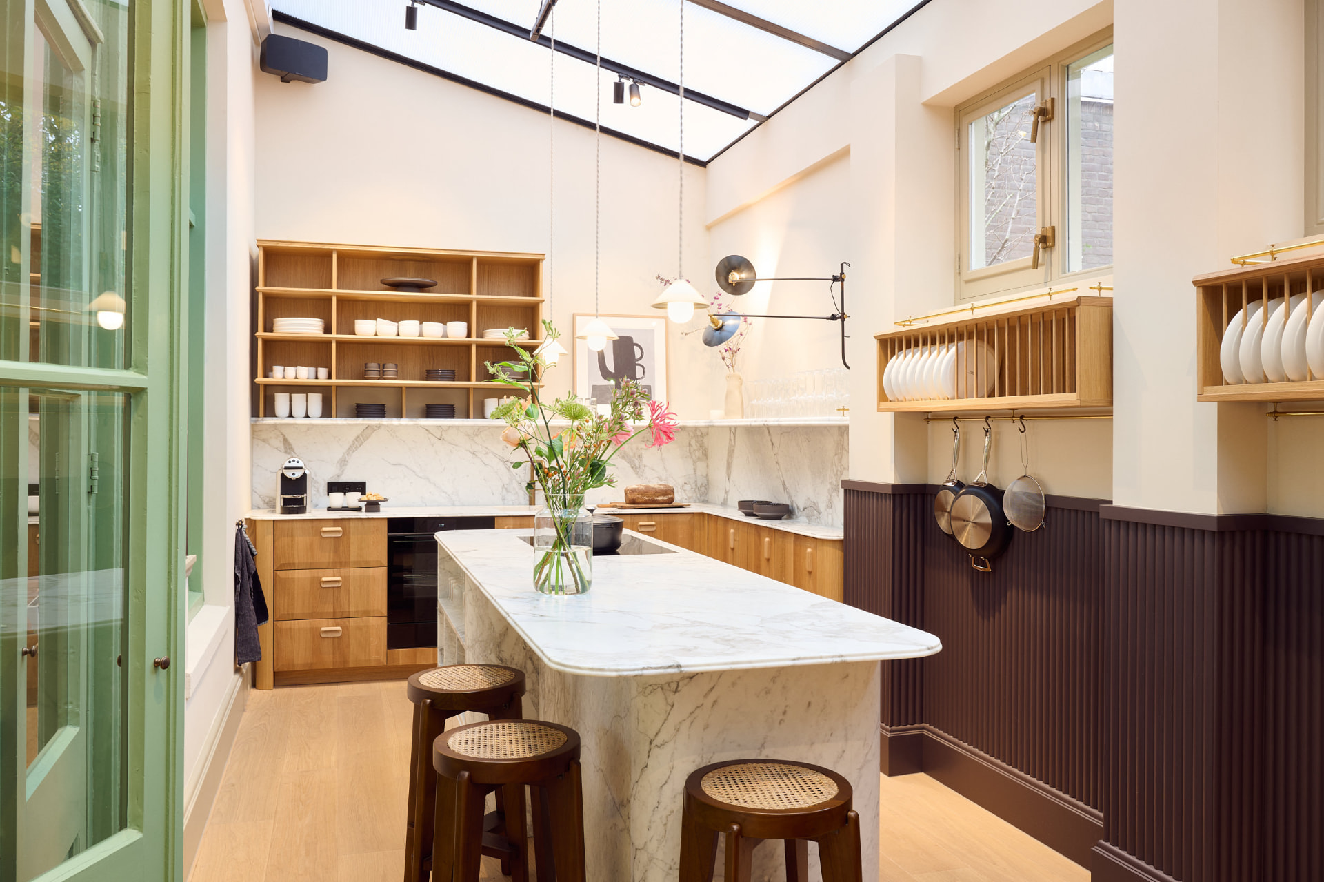 Keuken in het boutique office met marmeren eiland