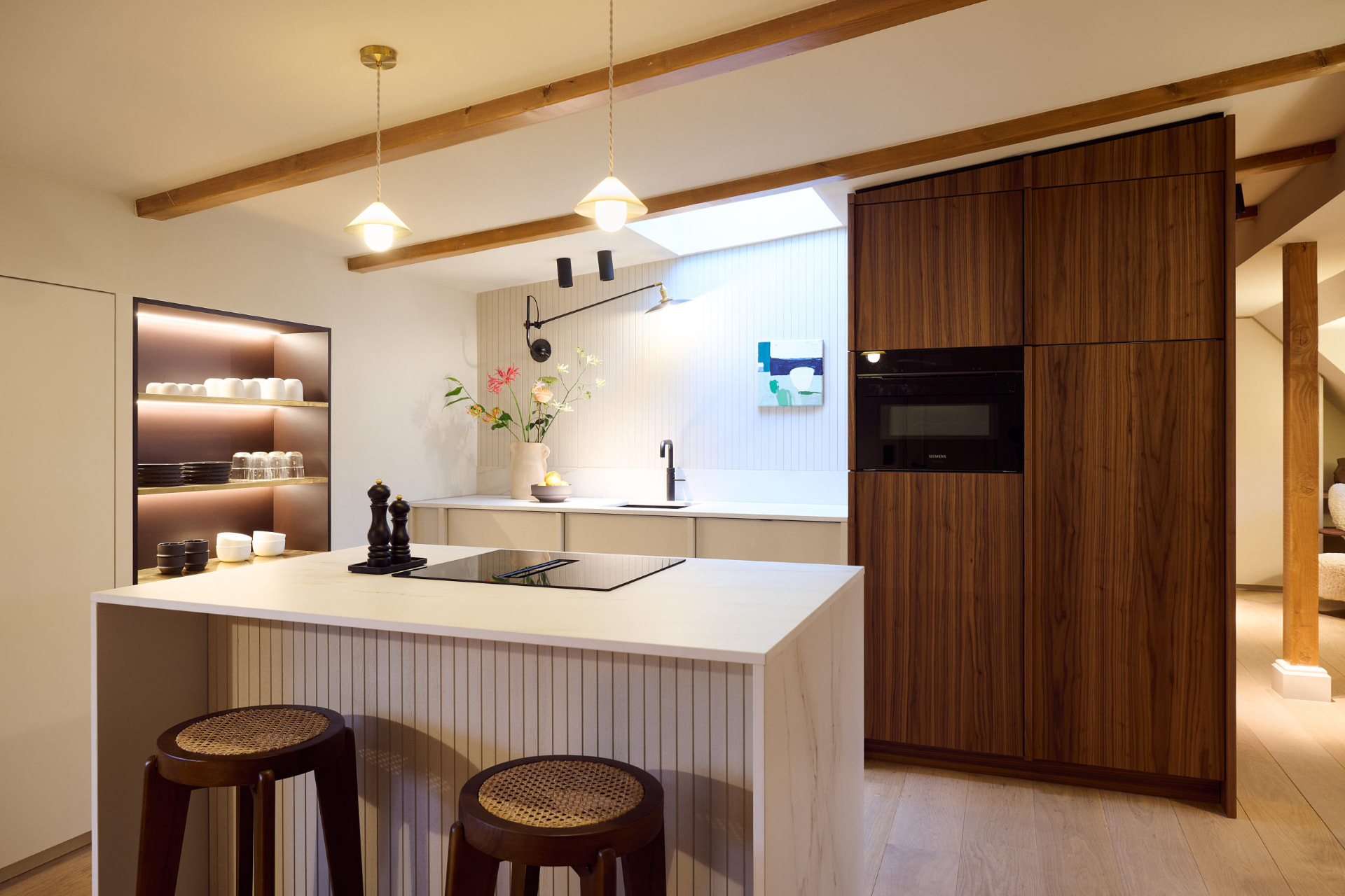 Keuken met houten kasten en licht kookeiland