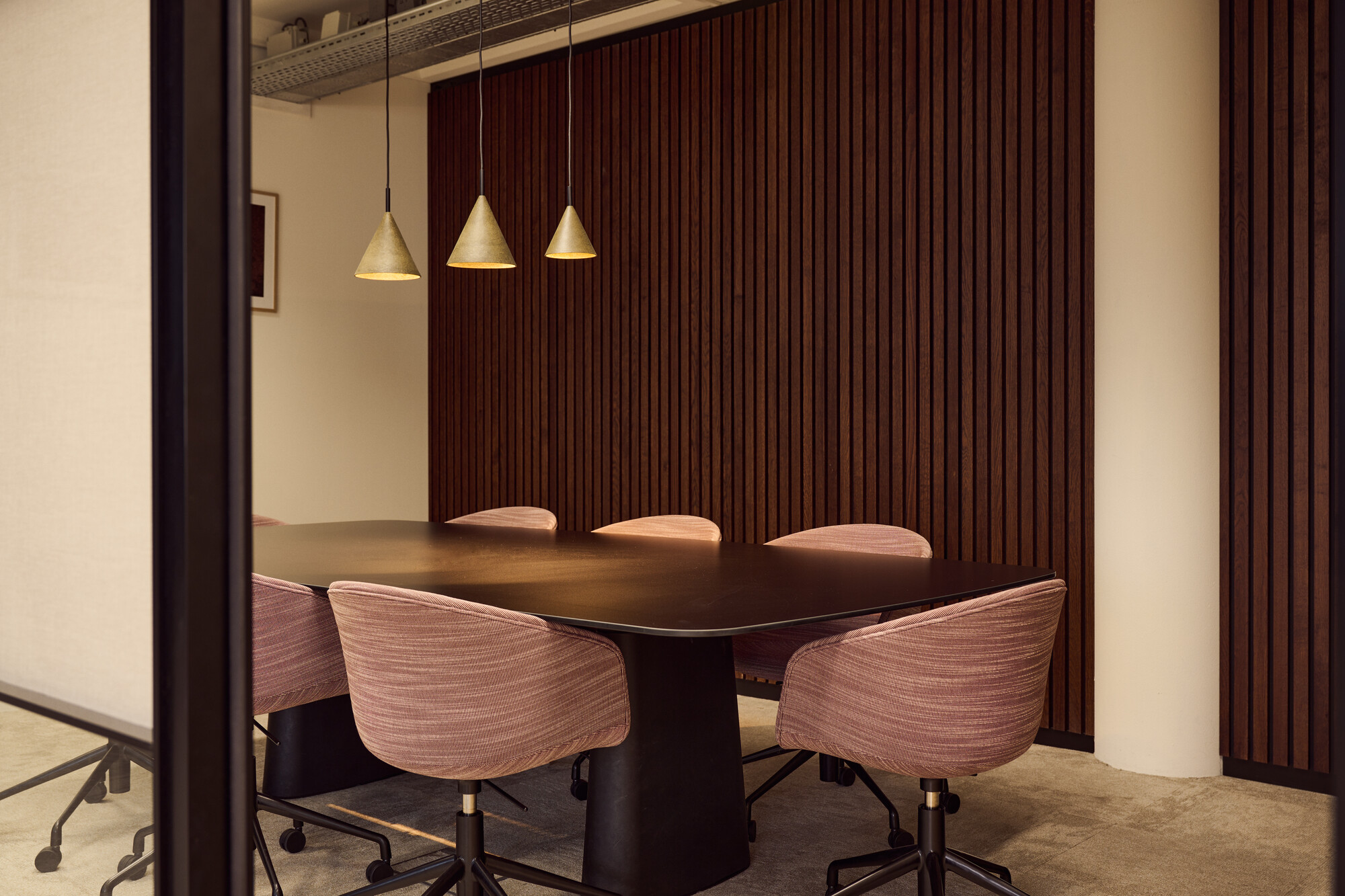 Vergaderruimte met roze stoelen bij Polestar Capital