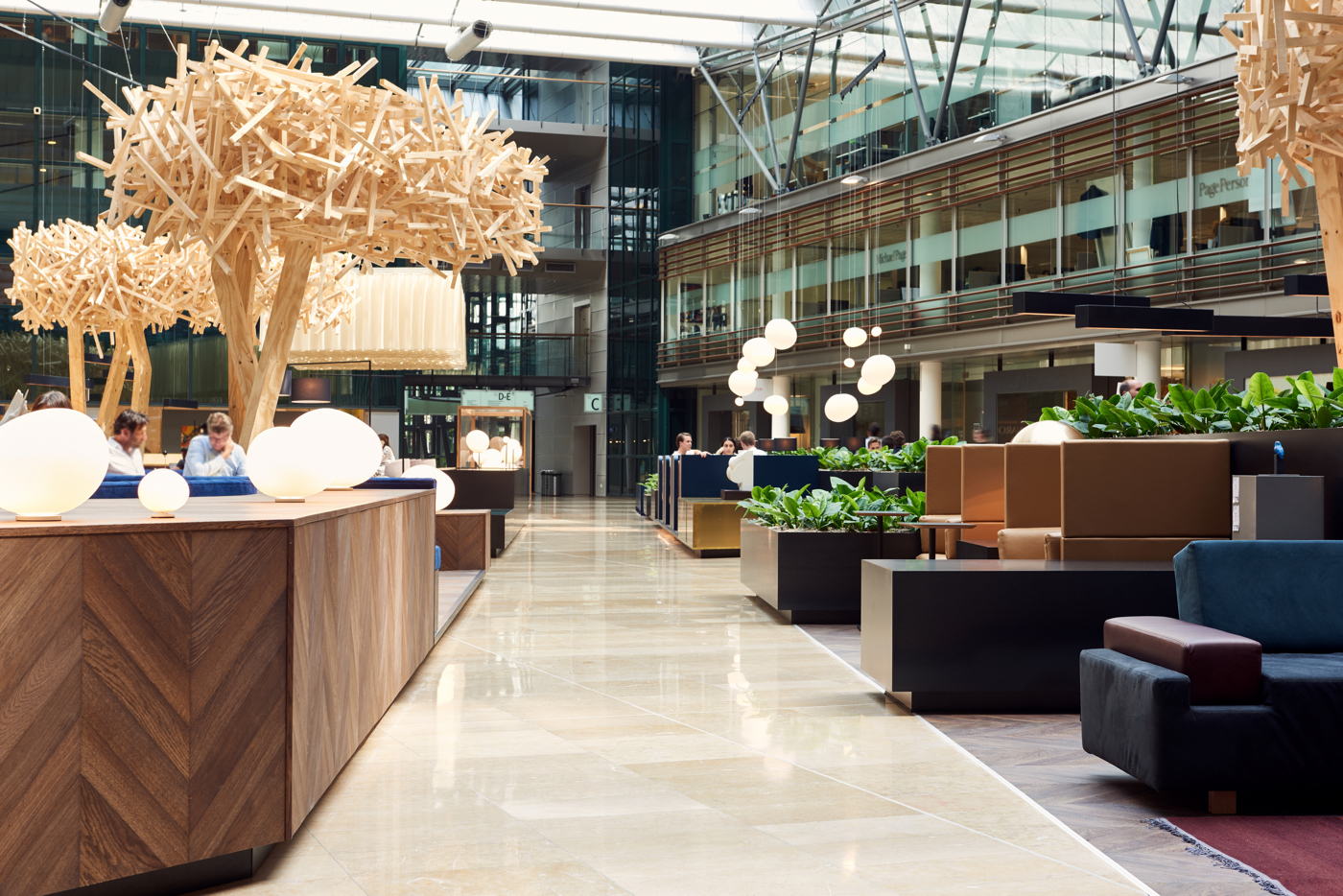 Atrium van WTC Amsterdam met houten boomsculptuur