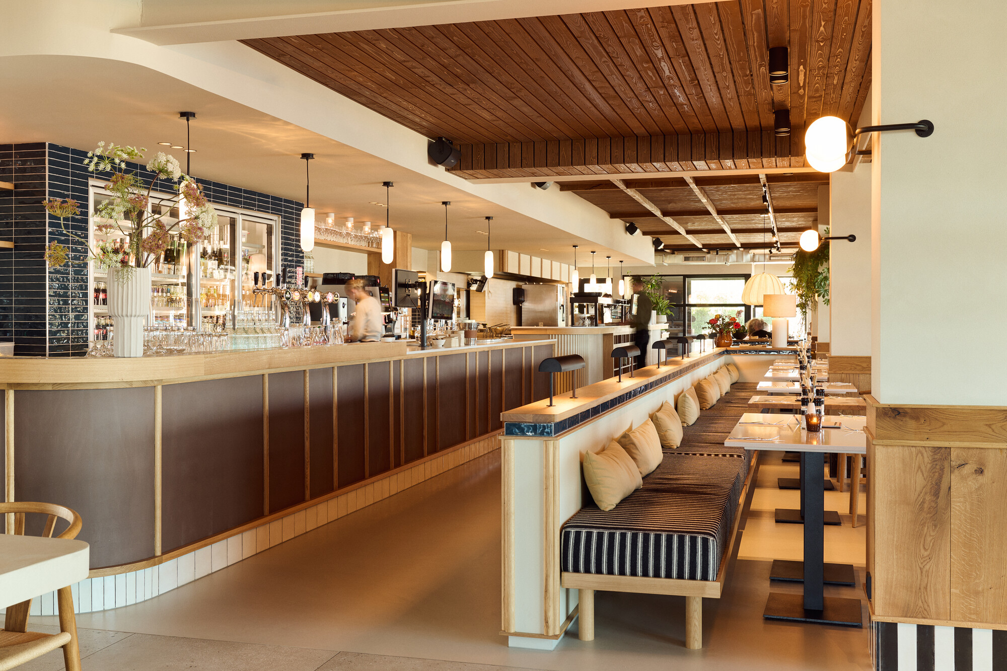 De Groote Wielen met lange bar, houten plafond en gestoffeerde bank